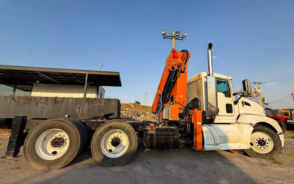 2014 Kenworth T660 6x4 con grúa 12 ton